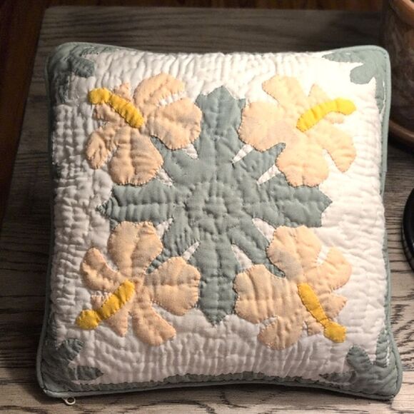C J Trading Quilted Floral Hibiscus Throw Pillow Honolulu Hawaii - Picture 1 of 8